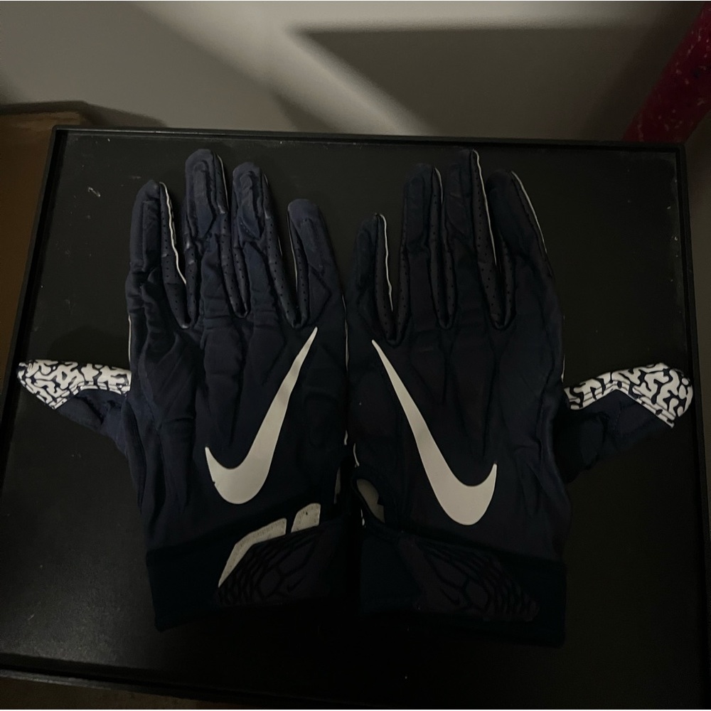 University of Virginia team issue football gloves